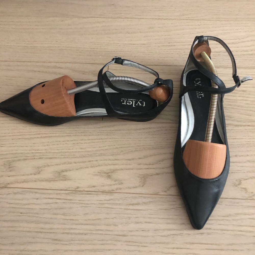 Richard Tyler pointy toe black flats